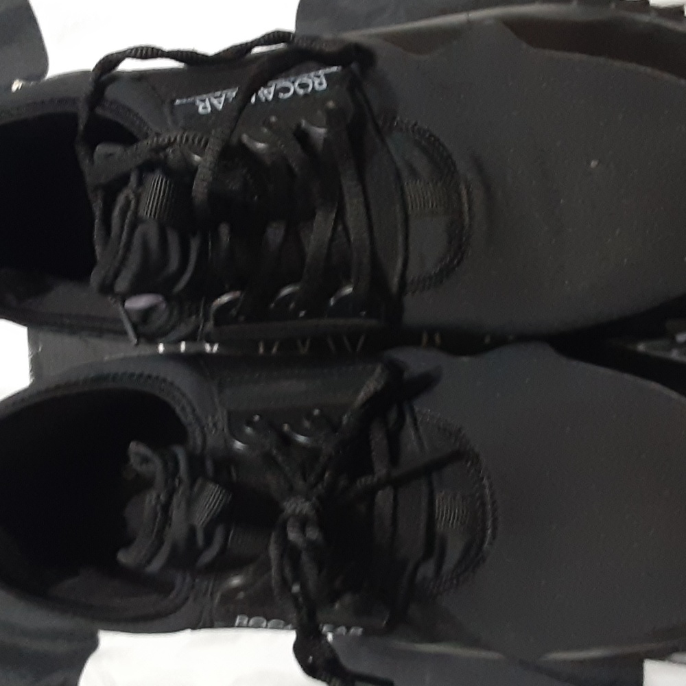 A black size 11 rocawear walking shoe in good condition ready for the with box